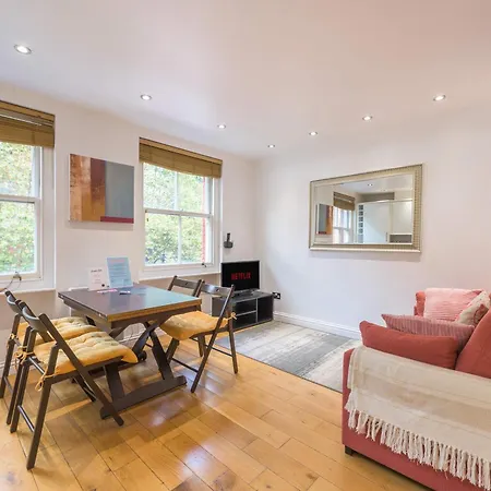 A Midtown Minute - Holborn - By Frankie Says Apartment
